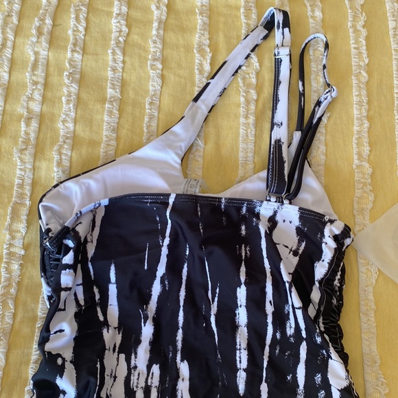 Trendy One Shoulder Crossover Bathing Suit ☀️ NWT - Picture 4 of 9